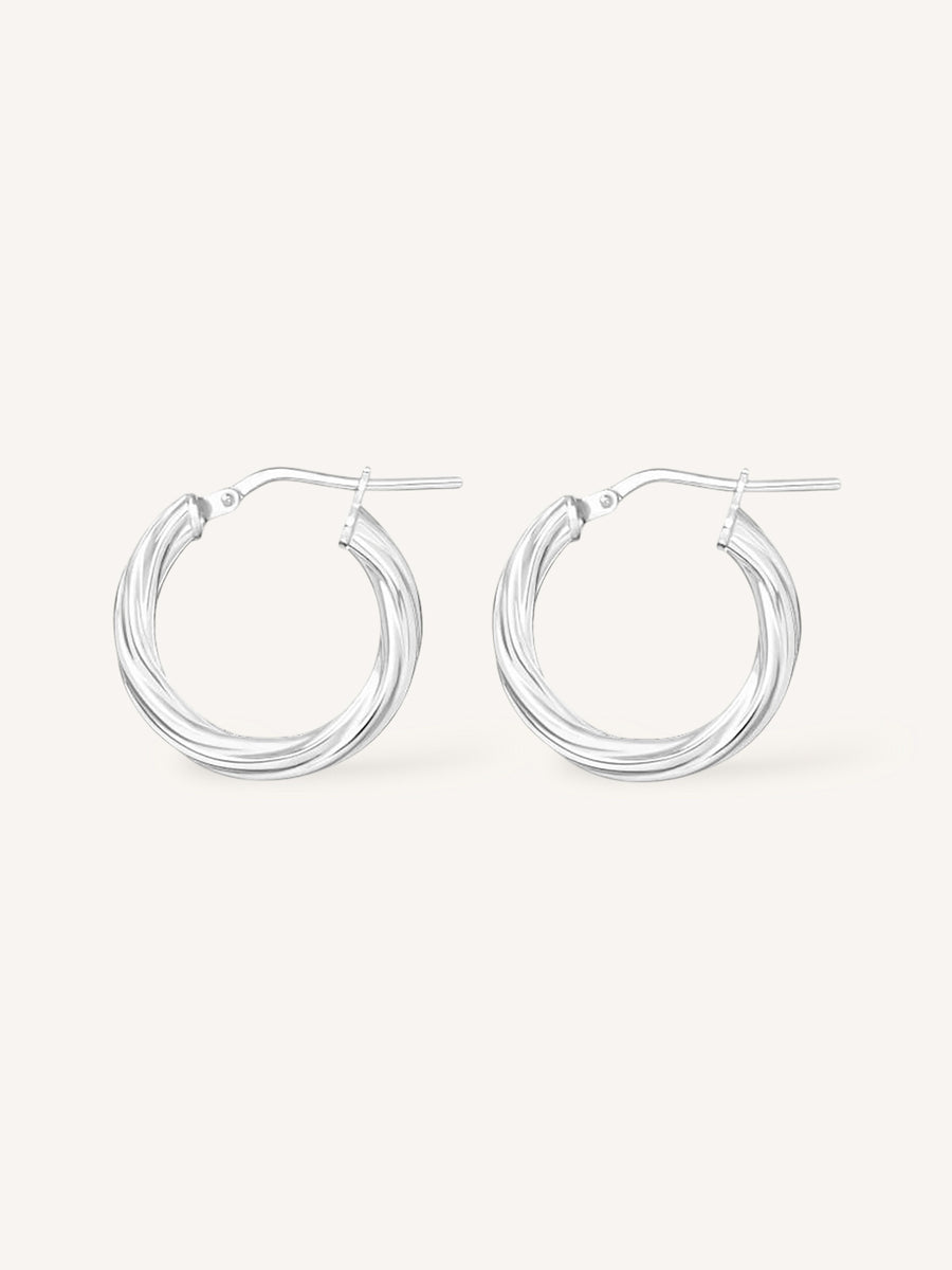Pendientes de aro de plata de ley de 3mm de grosor y estilo retorcido.