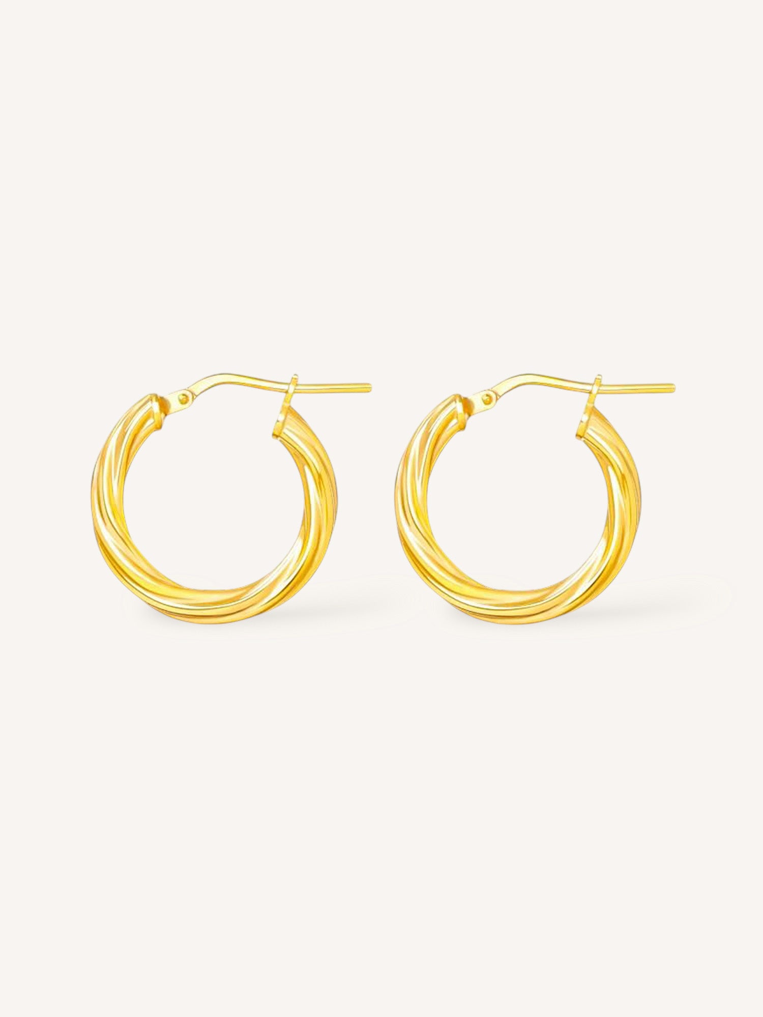 Pendientes de aro de plata de ley y acabados en oro, de 3mm de grosor y estilo retorcido.