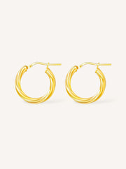 Pendientes de aro de plata de ley y acabados en oro, de 3mm de grosor y estilo retorcido.