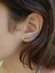 Modelo con pendientes trepadores de plata para mujer.