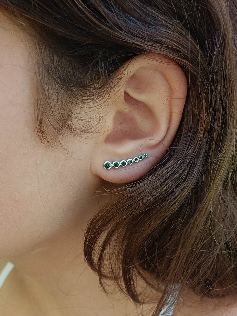 Modelo con pendientes trepadores de plata para mujer.