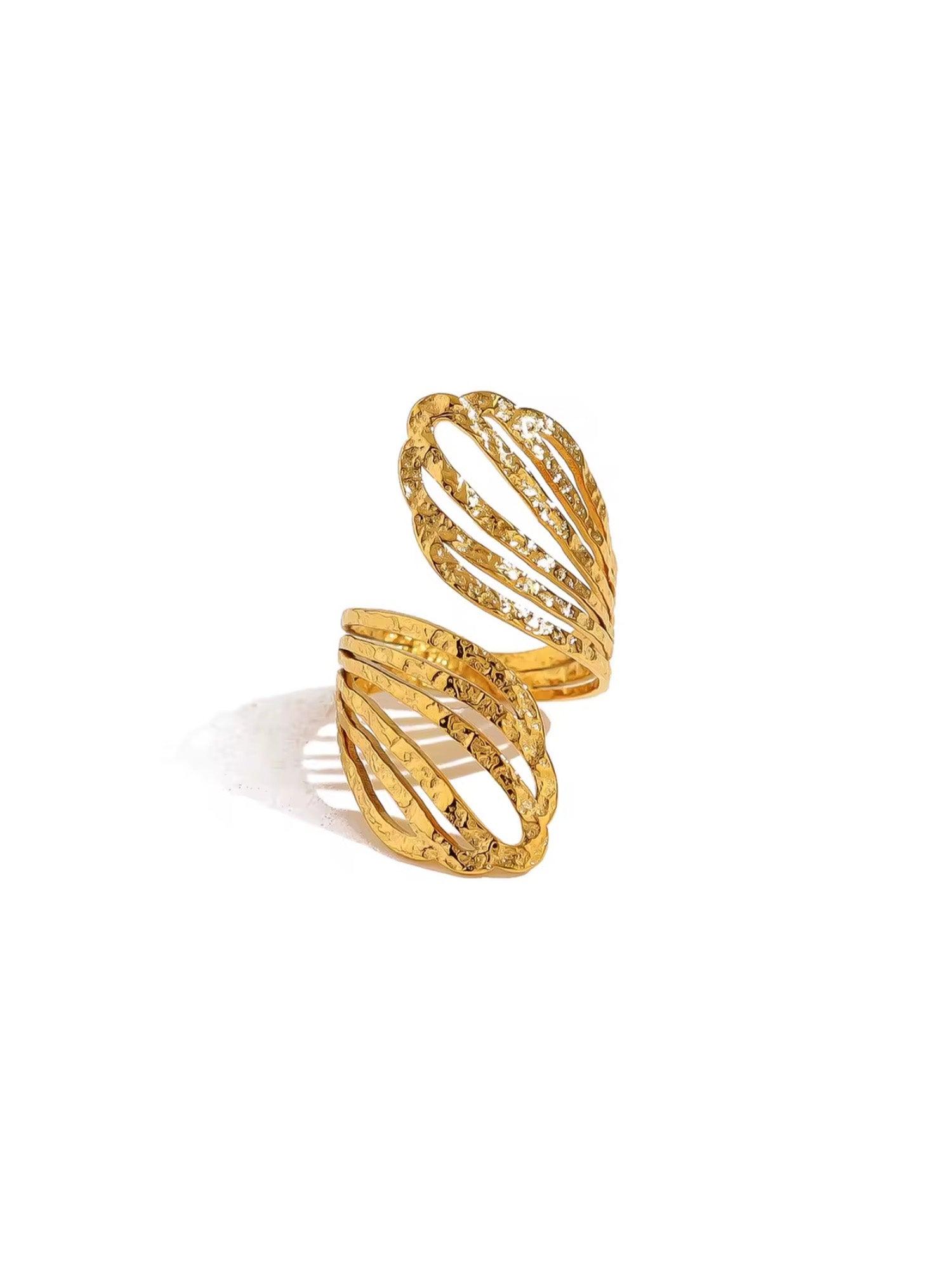 Anillo Brisa con estructura abierta de acero inxoisable con baño de oro PVD 18k texturizado.