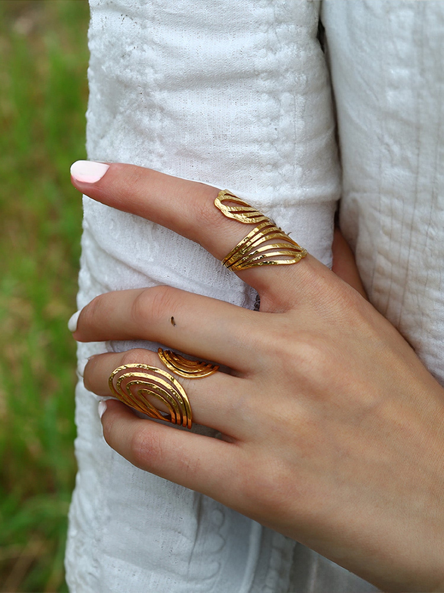 Anillo Brisa con estructura abierta de acero inxoisable con baño de oro PVD 18k texturizado.