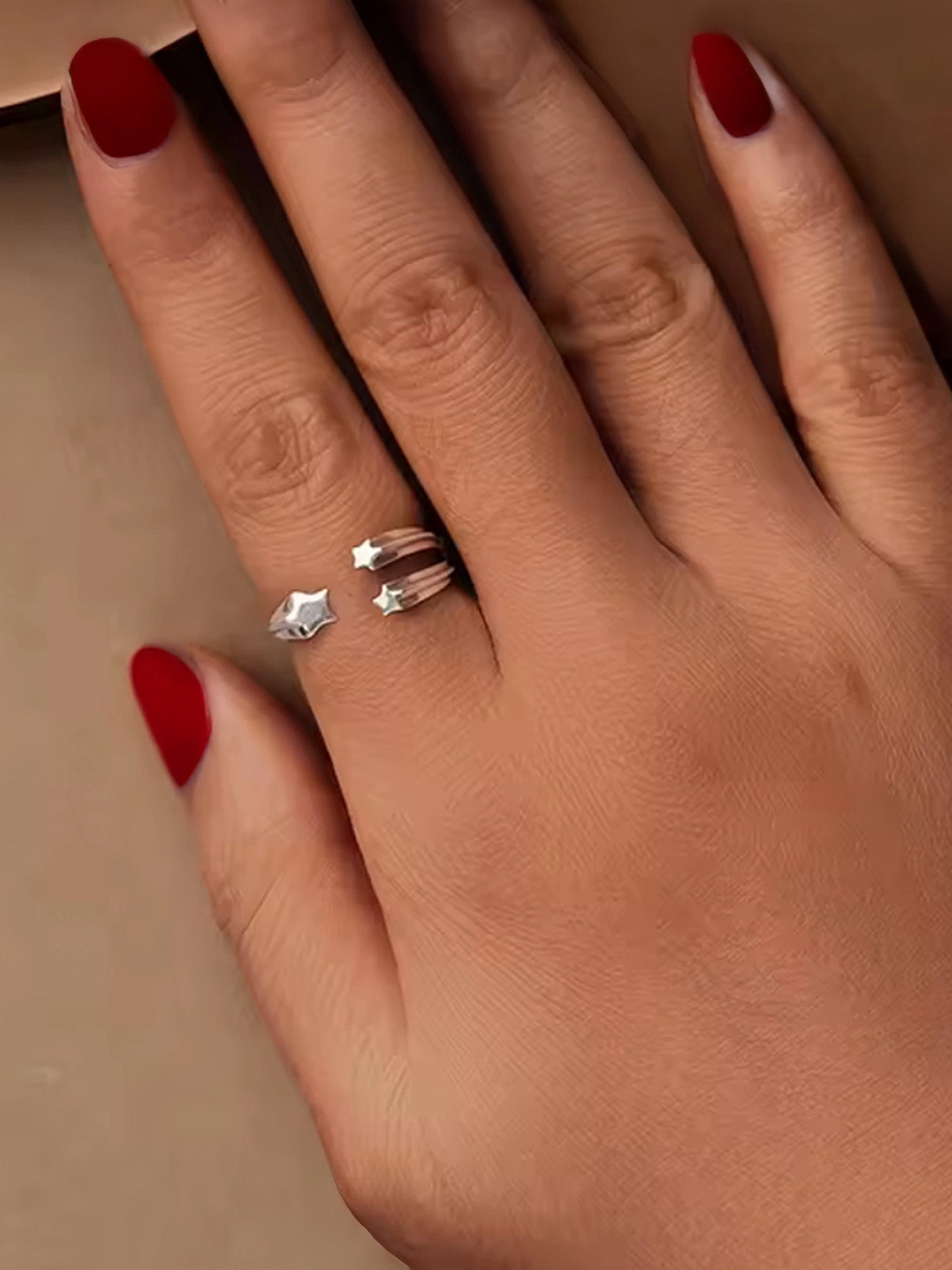 Anillo abierto de estrellas  de plata con diseño original y diferente.