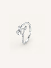 Anillo abierto con forma de guitarra, ajustable y con circonita fabricado en plata de ley 925.