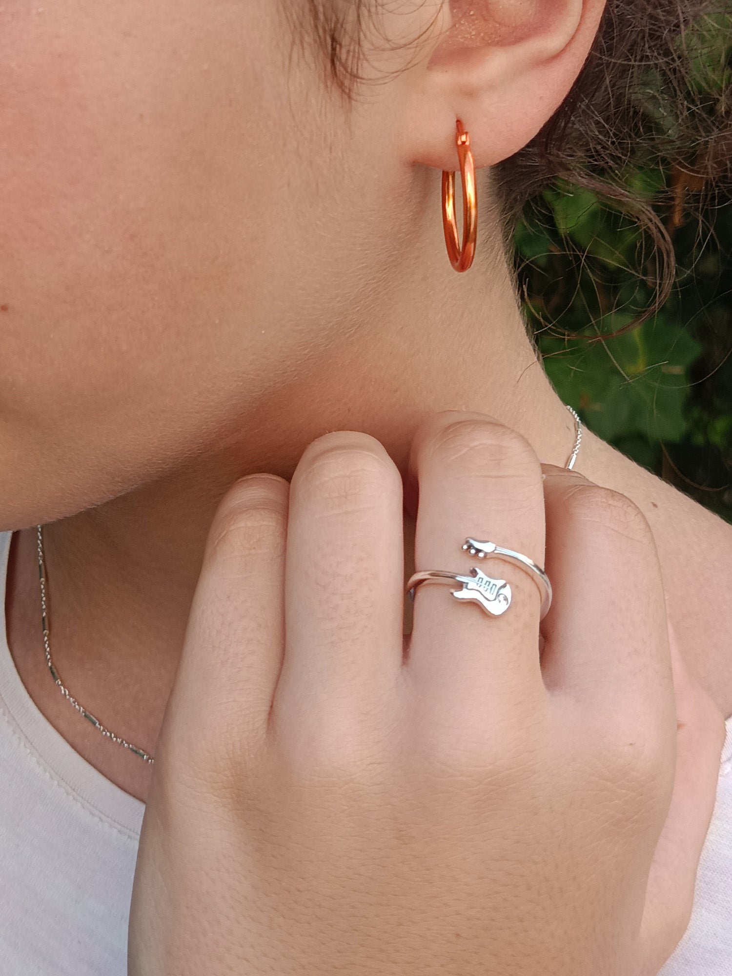 Anillo abierto con forma de guitarra, ajustable y con circonita fabricado en plata de ley 925.