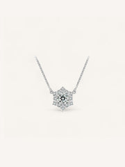 Collar de plata de ley y circonitas inspirado en un copo de nieve.