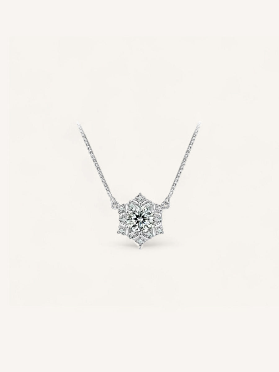Collar de plata de ley y circonitas inspirado en un copo de nieve.