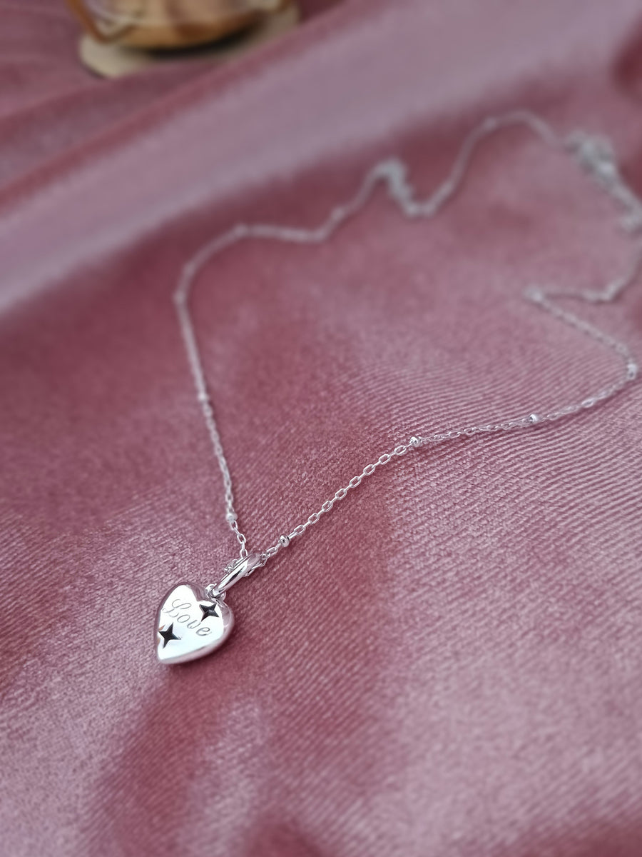 Collar cadena bolitas colgante corazón inscripción Love plaa de ley foto trasera.
