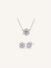 Conjunto de joyas formado por collar y pendientes inspirados en los copos de nieve, de plata de ley y cironita.