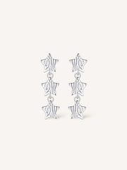 Pendientes largos compuestos por tres estrellas de plata de ley.