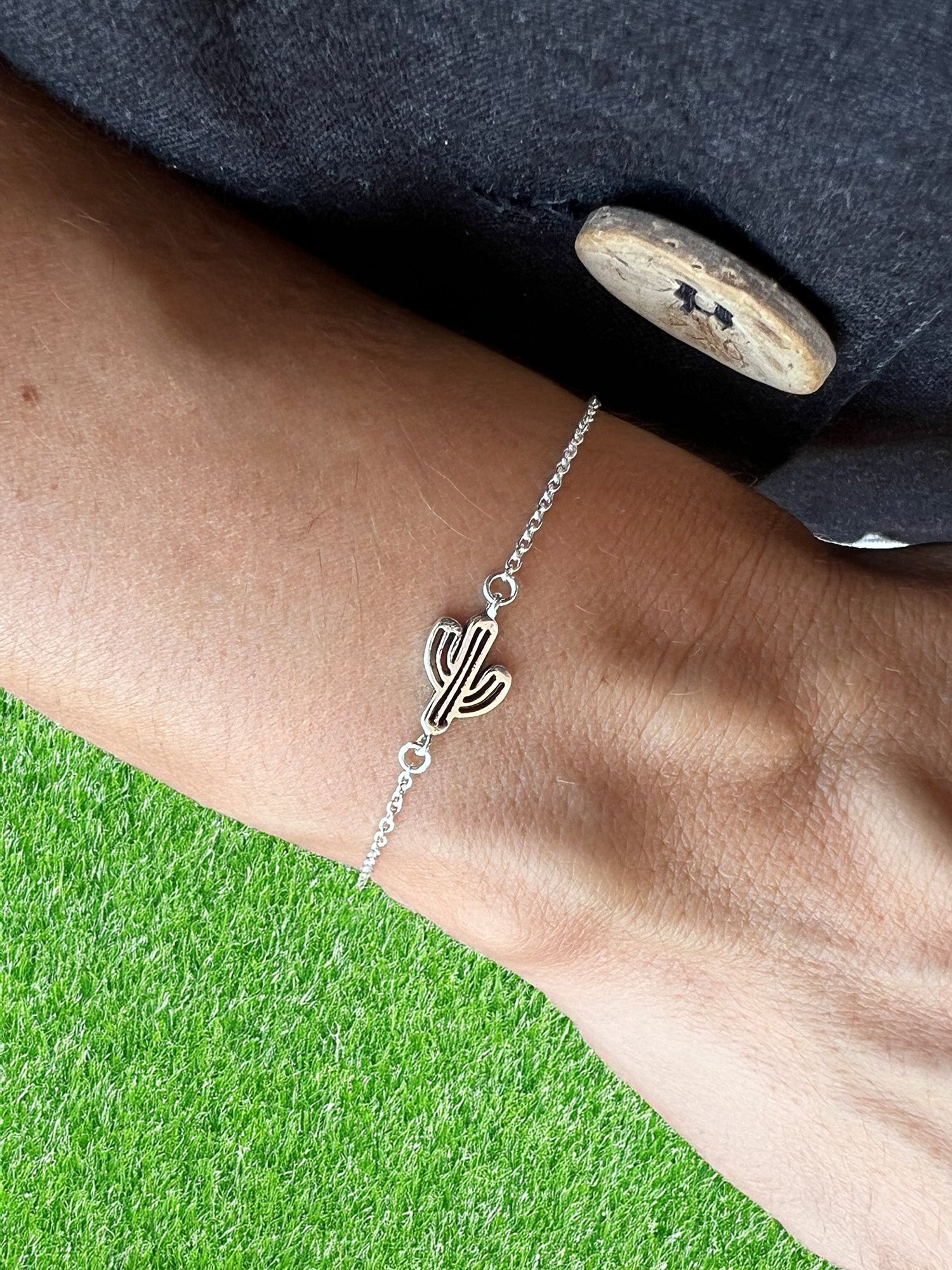 Pulsera de plata de ley 925 con motivo central de cactus.