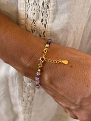 Pulsera hecha a mano con cuentas redondas facetadas de fluorita natural de 4 mm en tonos suaves y variados, y bolitas de 3 mm de plata de ley.