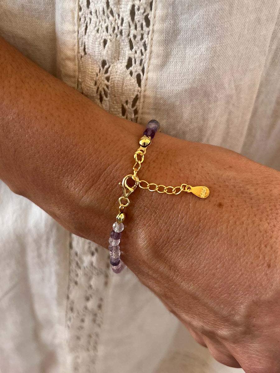Pulsera hecha a mano con cuentas redondas facetadas de fluorita natural de 4 mm en tonos suaves y variados, y bolitas de 3 mm de plata de ley.