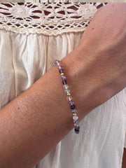 Pulsera hecha a mano con cuentas redondas facetadas de fluorita natural de 4 mm en tonos suaves y variados, y bolitas de 3 mm de plata de ley.