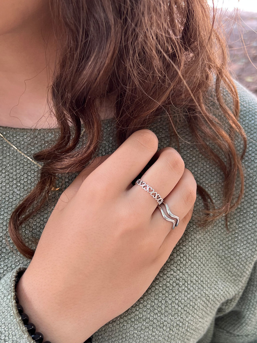 Anillo de plata de ley 925 compuesto por pequeños corazones enlazados.