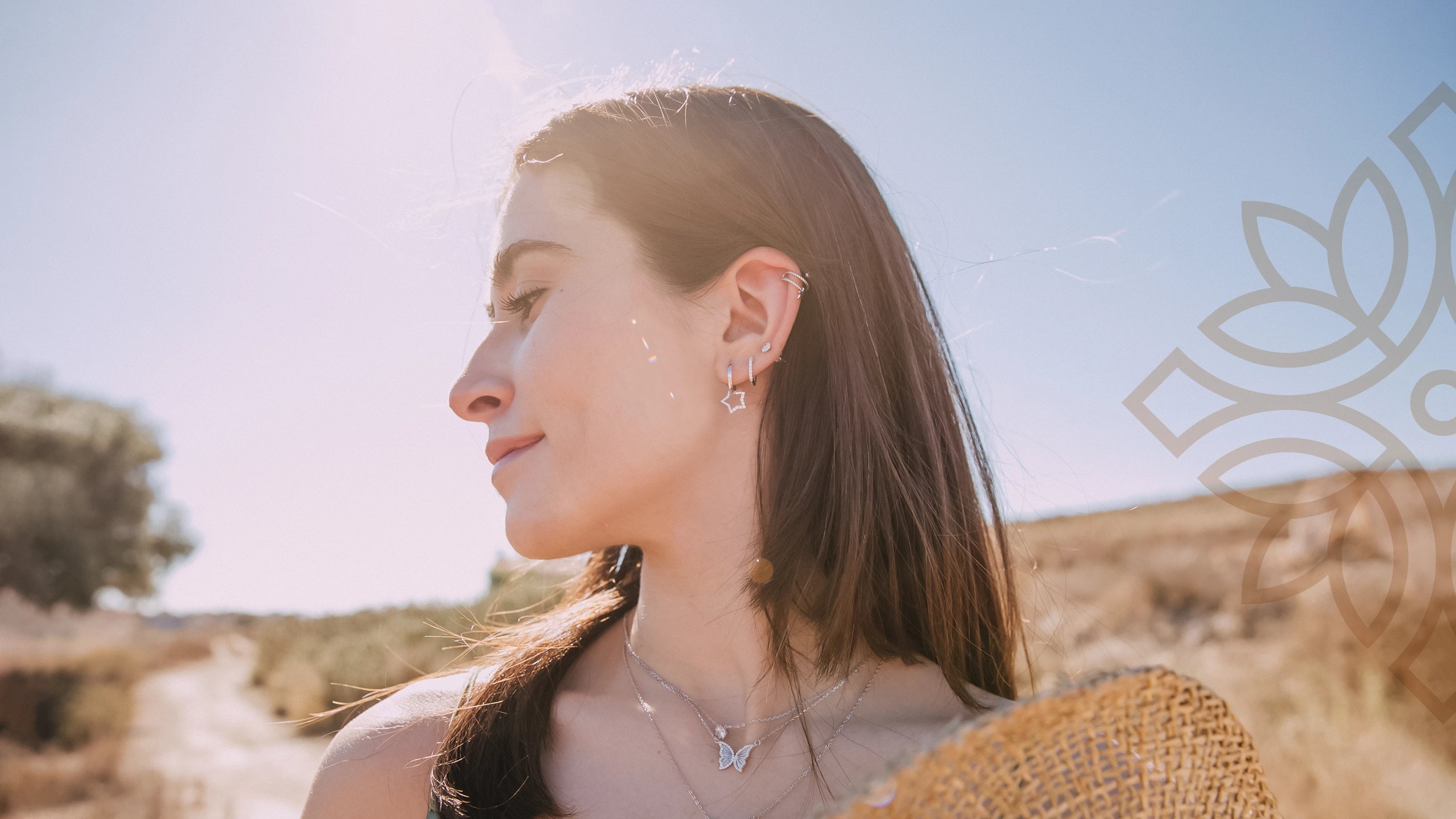Modelo con pendientes y collares de la marca Majomajo