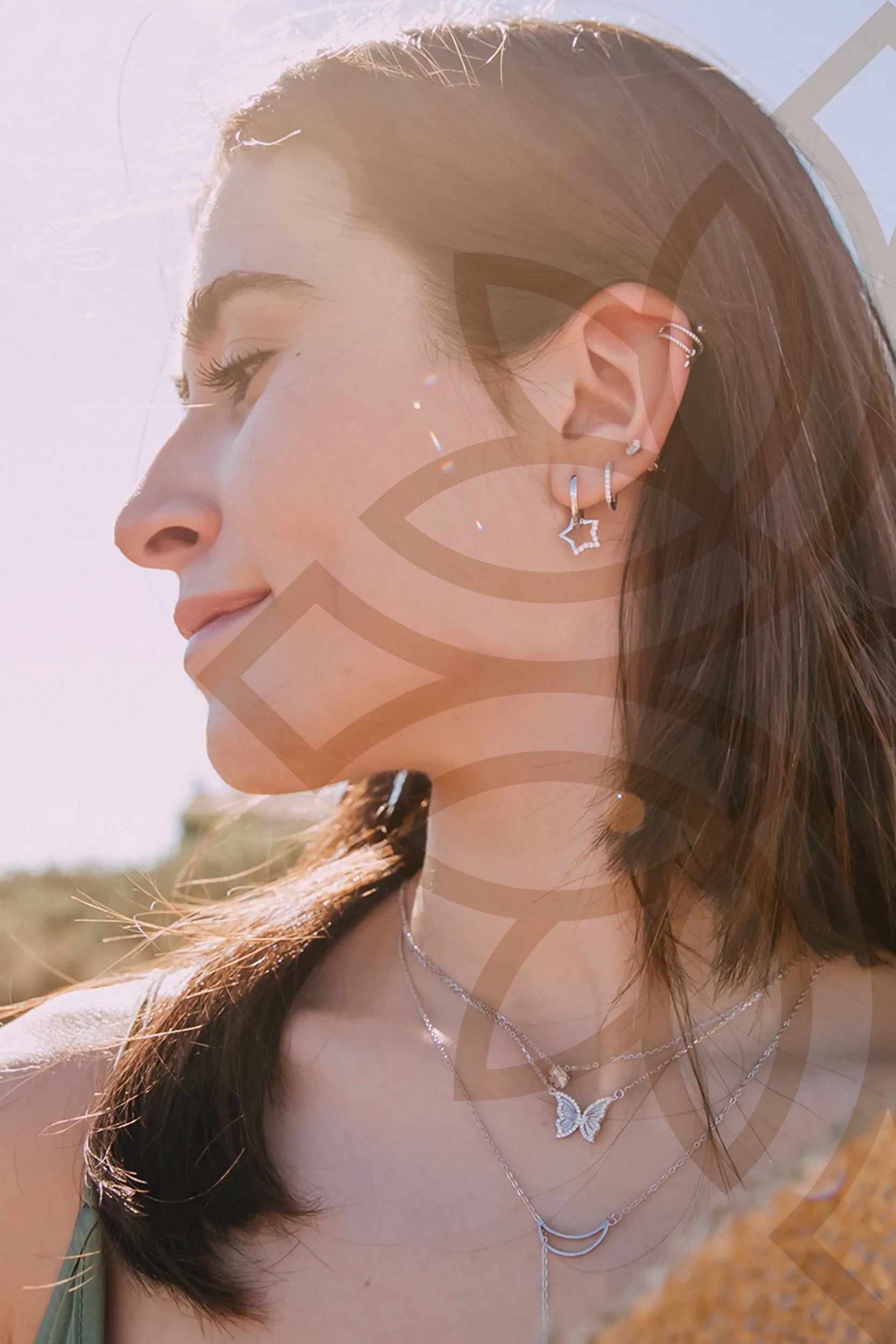 Modelo con pendientes y collares de la marca Majomajo