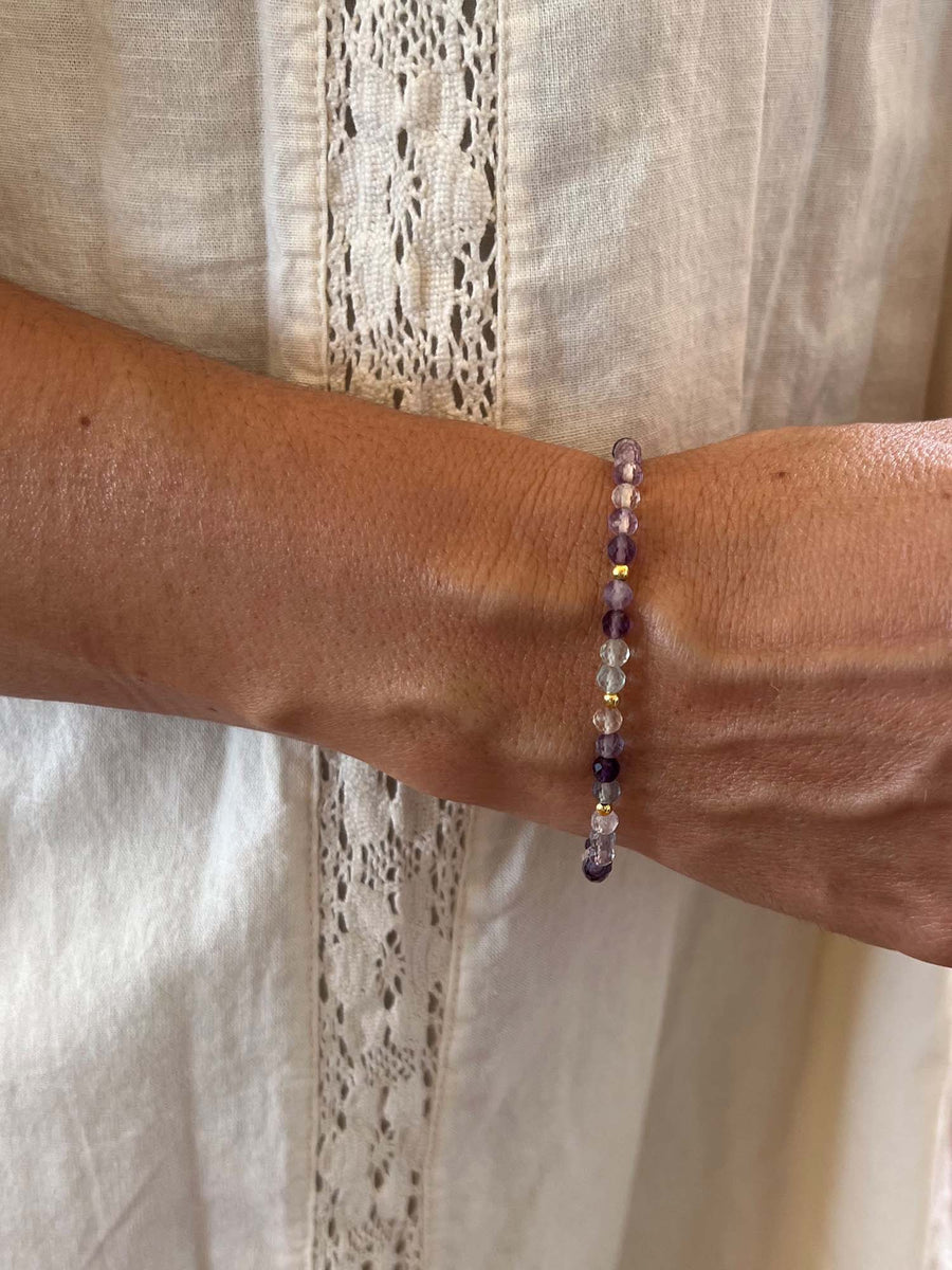Pulsera hecha a mano con cuentas redondas facetadas de fluorita natural de 4 mm en tonos suaves y variados, y bolitas de 3 mm de plata de ley.
