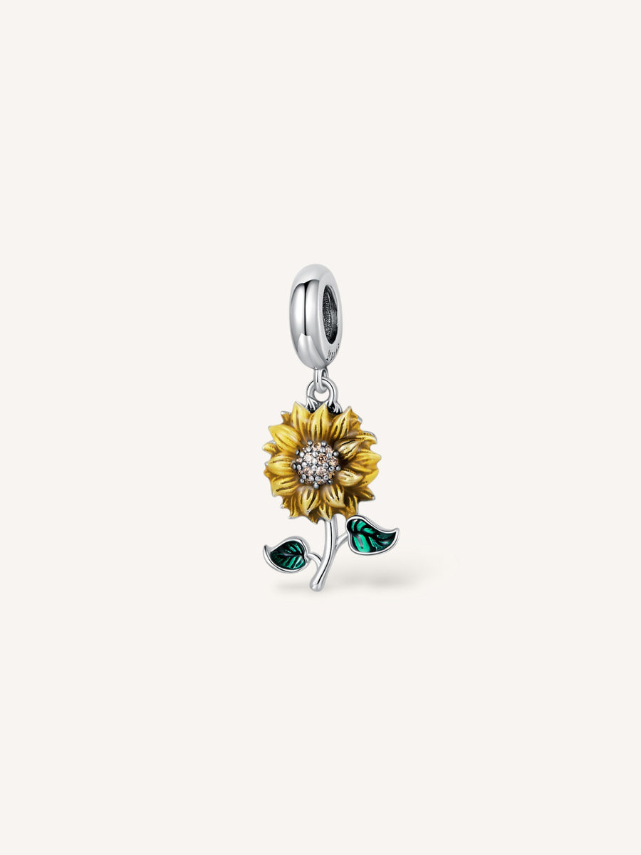 Charm de plata de ley de un girasol esmaltado en color compatible con pulseras Pandora.
